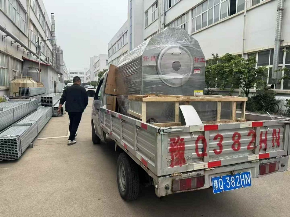 客戶訂購的100斤多功能電磁炒貨機裝車發貨